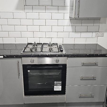 Spacious Double Bedroom With Private Toilet And Shared Kitchen With On Premesis Parking Oldbury  Exteriér fotografie