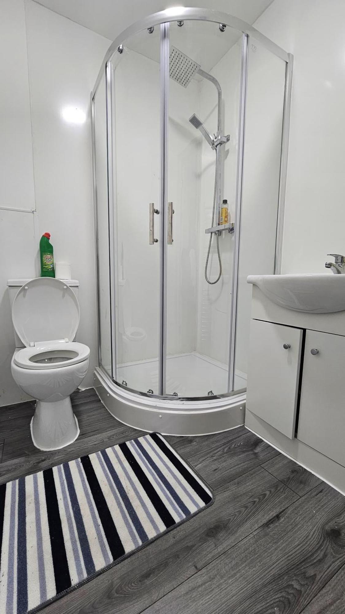 Spacious Double Bedroom With Private Toilet And Shared Kitchen With On Premesis Parking Oldbury  Exteriér fotografie