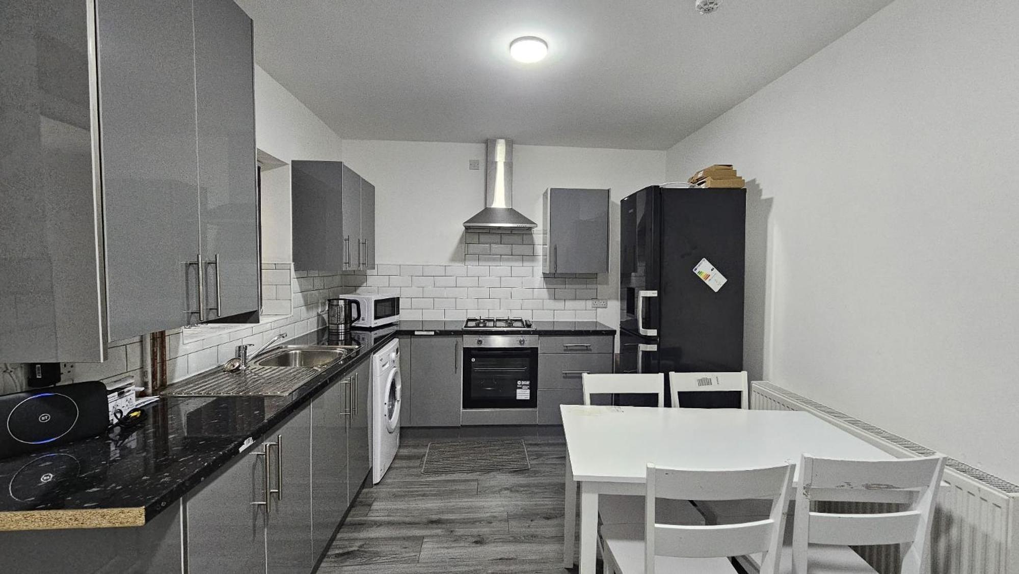 Spacious Double Bedroom With Private Toilet And Shared Kitchen With On Premesis Parking Oldbury  Exteriér fotografie