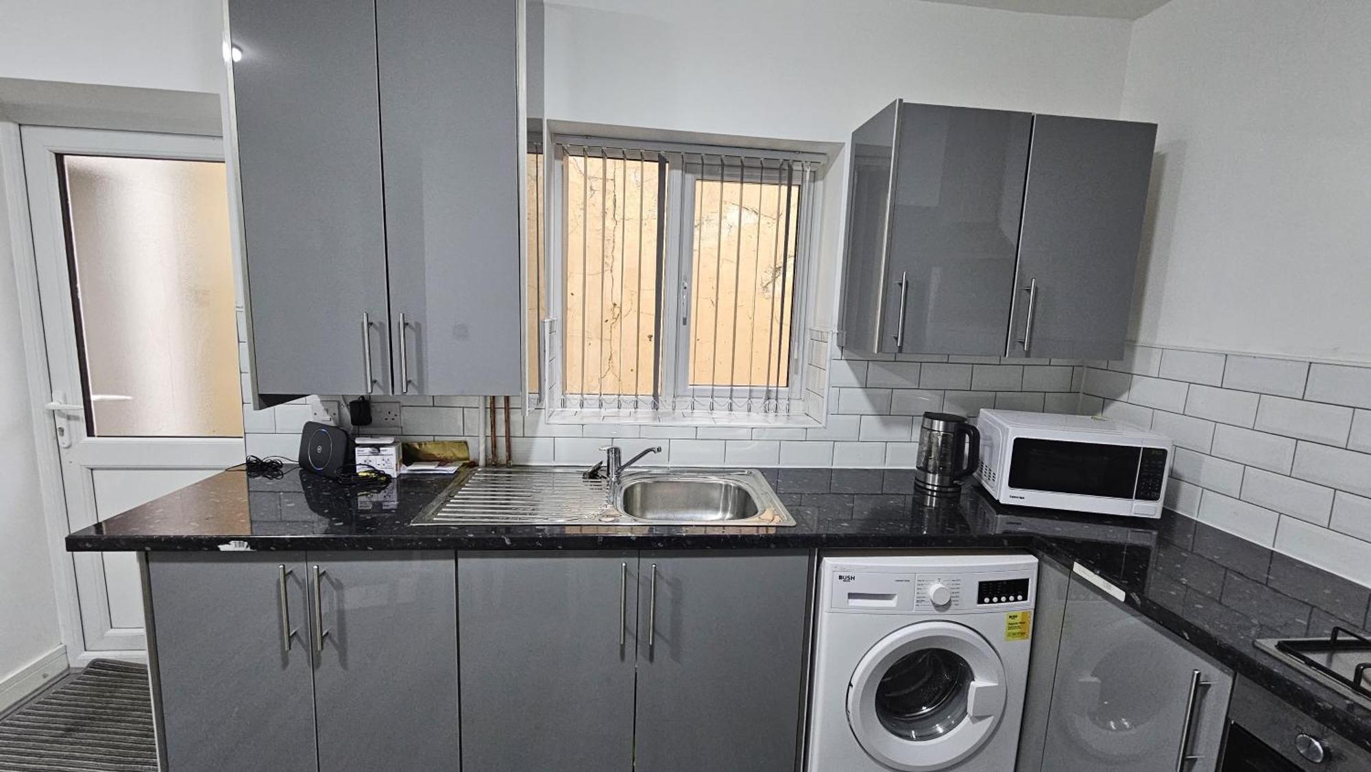 Spacious Double Bedroom With Private Toilet And Shared Kitchen With On Premesis Parking Oldbury  Exteriér fotografie